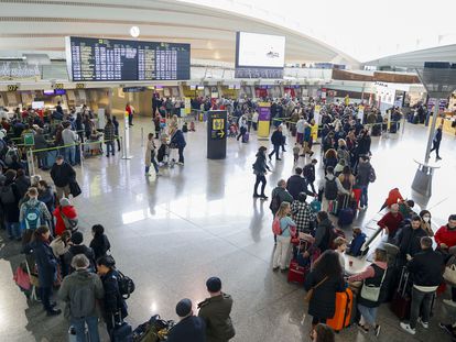 Largas colas de viajeros el sábado en la terminal del aeropuerto de Bilbao, uno de los aeropuertos con más incidencias registradas por la huelga en Iberia.