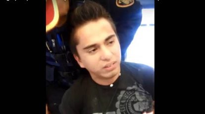 Uno de los hombres a los que un policía golpea.