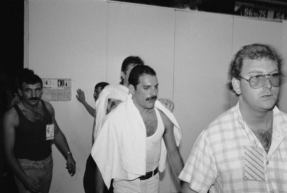 Freddie Mercury en el 'backstage' del concierto Live Aid celebrado en Londres el 13 de julio de1985. A su izquierda, su pareja Jim Hutton.
