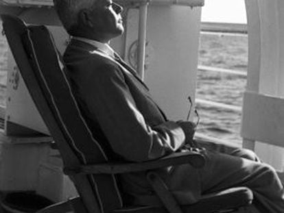 Jaume Vicens Vives durant un viatge amb vaixell cap a Sardenya el 1957.