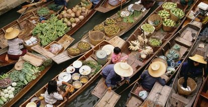 Vendedores en un mercado flotante en Bangkok.