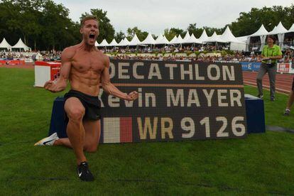Kevin Mayer celebra su récord del mundo de decatlón.