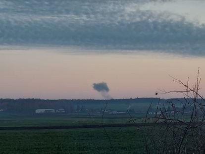 El humo de la explosión en Przewodow visto desde la localidad de Nowosiolki, en el sureste de Polonia, cerca de la frontera con Ucrania, el 15 de noviembre.
