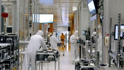 Trabajadores de SkyWater Technology en un laboratorio de la compañía de chips en Bloomington, Minnesota.