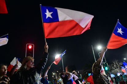 El 85% de los electores chilenos salieron este domingo de sus casas para votar. En la imagen, simpatizantes del rechazo a la nueva Constitución de Chile celebran el resultado, este domingo en Santiago.