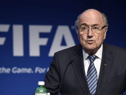 Blatter dimite por sorpresa, Hollande recibe a los Reyes en su primera visita oficial a Francia, se hunde un crucero en China... Las imágenes de la jornada, en 60 segundos
