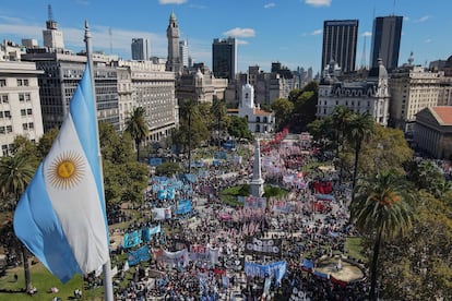 Manifestación de los momimientos sociales argentinos en la Plaza de Mayo, este miércoles 13 de abril.