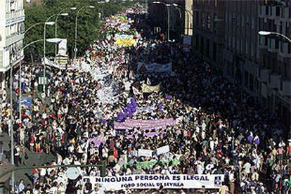 Decenas de miles de manifestantes marchan por el centro de Sevilla a favor de otra globalización.