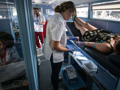 Una infermera supervisa una usuària en un punt de donació de Barcelona.