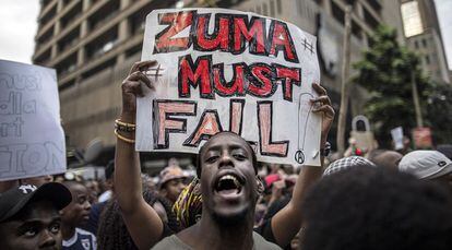 Protesta juvenil contra la subida de tasas universitarias en Sudáfrica.