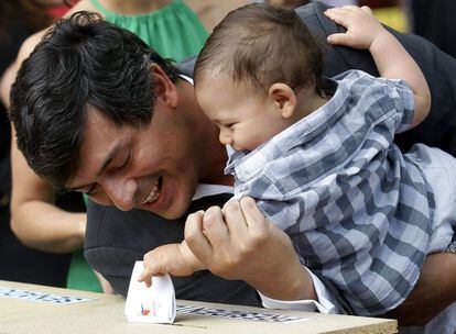 El candidato independiente chileno Franco Parisi fue a votar junto a su hijo. Parisi, que se presenta como candidato independiente, aparece como tercero en intención de voto en muchas encuestas, muy igualado con Marco Enríquez-Ominami.