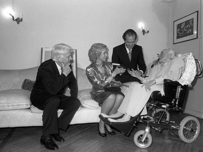 Los reyes Juan Carlos y Sofía y el entonces ministro de Cultura, Jorge Semprún, visitan a María Zambrano en su domicilio, tras el acto de entrega del Premio Cervantes a la escritora en 1988.