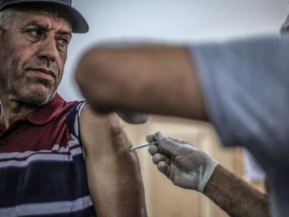 Un palestino recibe la vacuna Sputnik contra el coronavirus en el campo de refugiados Khan Younis, en el sur de la franja de Gaza.