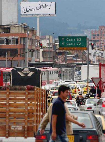 Una valla que reza "¡Chávez, cállate!" presidía ayer una calle de Bogotá.