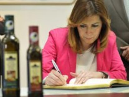 La presidenta de la Junta de Andalucía, Susana Díaz, la pasada semana en Sevilla, en una feria de aceite. Díaz declaró que el Gobierno y la Junta trabajan "de la mano" para garantizar que Deoleo permanezca en Andalucía.