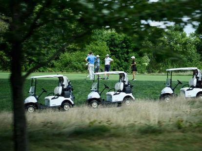 Aficionados jugando al golf en el club de Donald Trump en Bedminster