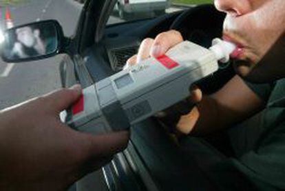 Una conductor realiza un control del alcoholemia en carretera.