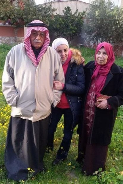 Imán Radwán, con sus padres Amer y Nama.