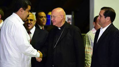 Monseñor Claudio Maria Celli con Nicolás Maduro.