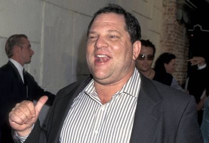 Hasta ahora, el oscarizado productor Harvey Weinstein había conseguido silenciar sus escándalos a golpe de talonario. Ya no. En la imagen, Weinstein a la salida de una fiesta en 1995.