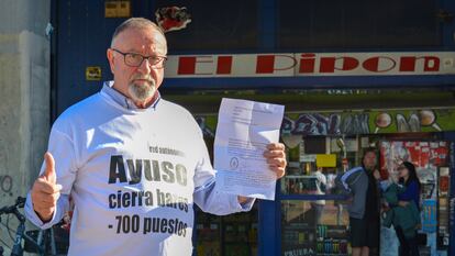 Marcelo García, propietario de 'El Pipón', luego de aplzar el desalojo de su local en la estación del Metro de Aluche, el 27 de septiembre de 2023.