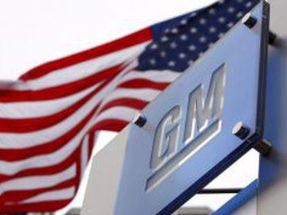 Imagen de archivo datada el 19 de noviembre del 2008 del logotipo de General Motors (GM) en su sede de Detroit, EEUU.