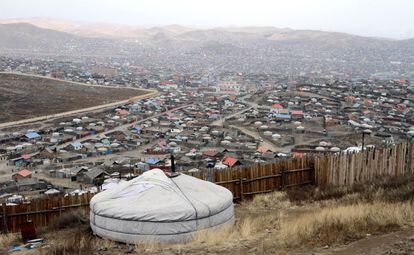 En primer plano, una yurta sobre un suburbio de Ulán Bator (Mongolia).