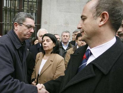 El alcalde de Madrid, Alberto Ruiz-Gallardón, saluda al candidato socialista a la alcaldía, Miguel Sebastián.