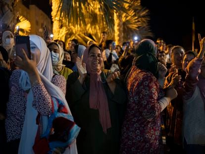 Celebraciones tras la reapertura de la frontera entre España y Marruecos en los alrededores del paso fronterizo de Beni Enzar, anoche en Melilla.