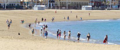 Turistas en la playa de Las Canteras (Las Palmas).