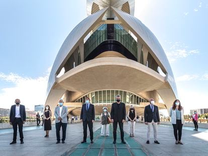 De izquierda a derecha y en primer término, el vicepresidente de la Academia, Rafael Portela, el alcalde de Valencia, Joan Ribó, el presidente valenciano, Ximo Puig, el presidente de la Diputación de Valencia, Toni Gaspar, y la vicealcaldesa, Sandra Gómez, en la entrada del Palau de les Arts de Valencia, este viernes.