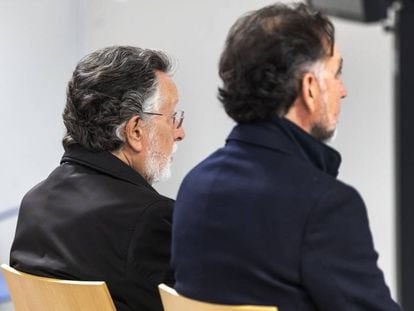 A la izquierda, Alfonso Grau, y Urbano Catalán sentados en el banquillo por el juicio de los relojes. 