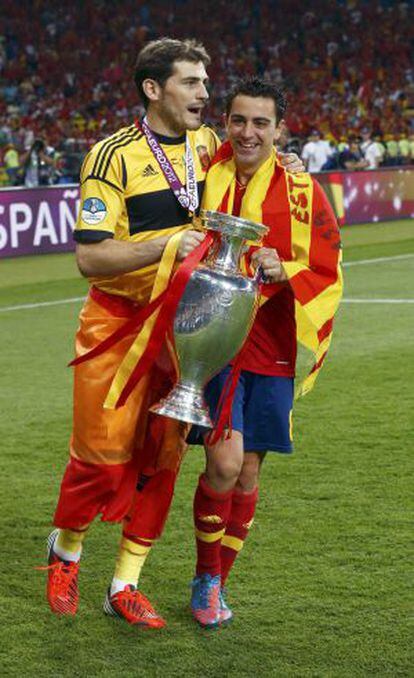 Iker Casillas y Xavi Hernández celebran la Eurocopa