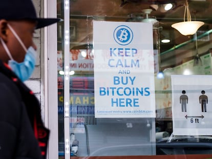 Cartel animando a comprar bitcoins en Nueva York, el 9 de febrero.