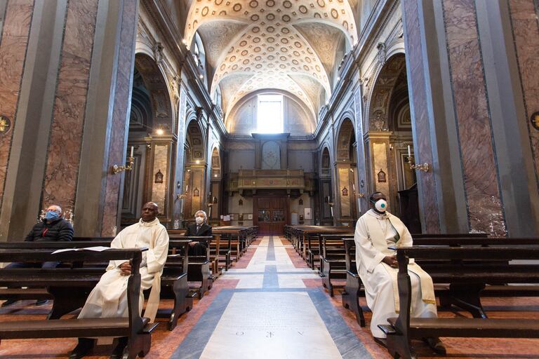 Curas y fieles, en el santuario de Santa Maria di Galloro, en Aricci (Italia) el 26 de abril.