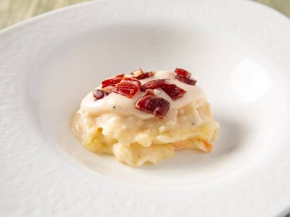 Ensaladilla rusa con jamón ibérico, elaboración de Dani Carnero, en La Cosmopolita, Málaga.