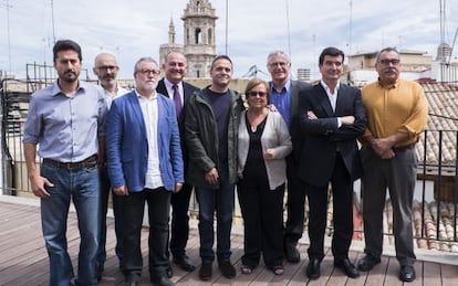 Candidatos de los partidos y portavoces de los vecinos de El Cabanyal-Canyamelar, ayer.