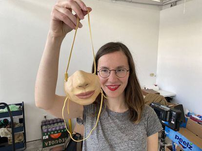 La diseñadora Danielle Baskin muestra su prototipo de máscara de rtostro humano que permite desbloquear la pantalla del teléfono con reconocimiento facial. |