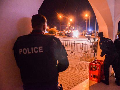 Despliegue de la policía tunecina durante el tiroteo en la sinagoga de Ghriba, el martes en la isla de Yerba de Túnez.