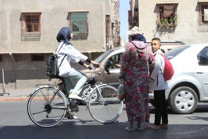 La convivencia de viandantes, ciclistas, motoristas, coches y autobuses es una estampa cotidiana de toda la ciudad de Marrakech. Imagen tomada en el barrio de Diour Jdad, a 1,5 kilómetros de la Medina.