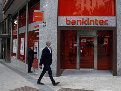 Varias personas pasan por delante de una sucursal de Bankinter, en Madrid.