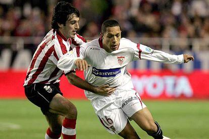 Unai Expósito agarra por la cintura a Adriano.