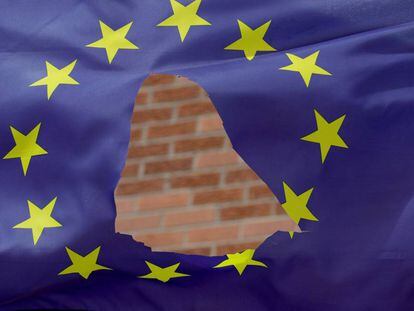 Una bandera europea rota.