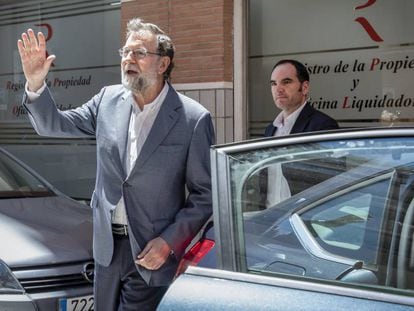 El expresidente Mariano Rajoy, a la salida del registro de la propiedad de Santa Pola.