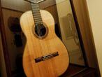 La guitarra Hauser de Andr&eacute;s Segovia expuesta en la Real Academia de San Fernando.
