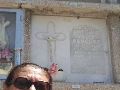 Juana Escudero Lezcano delante del nicho (arriba, sin lápida) de la mujer cuyos datos coinciden exactamente con los suyos.