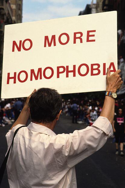 "No más homofobia", un mensaje tan sencillo y directo como necesario. Tanto en 1990 (año en el que se tomó la imagen) como en pleno 2017.