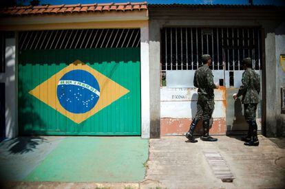 Militares brasile&ntilde;os distribuyen folletos en Brazlandia (Brasilia).