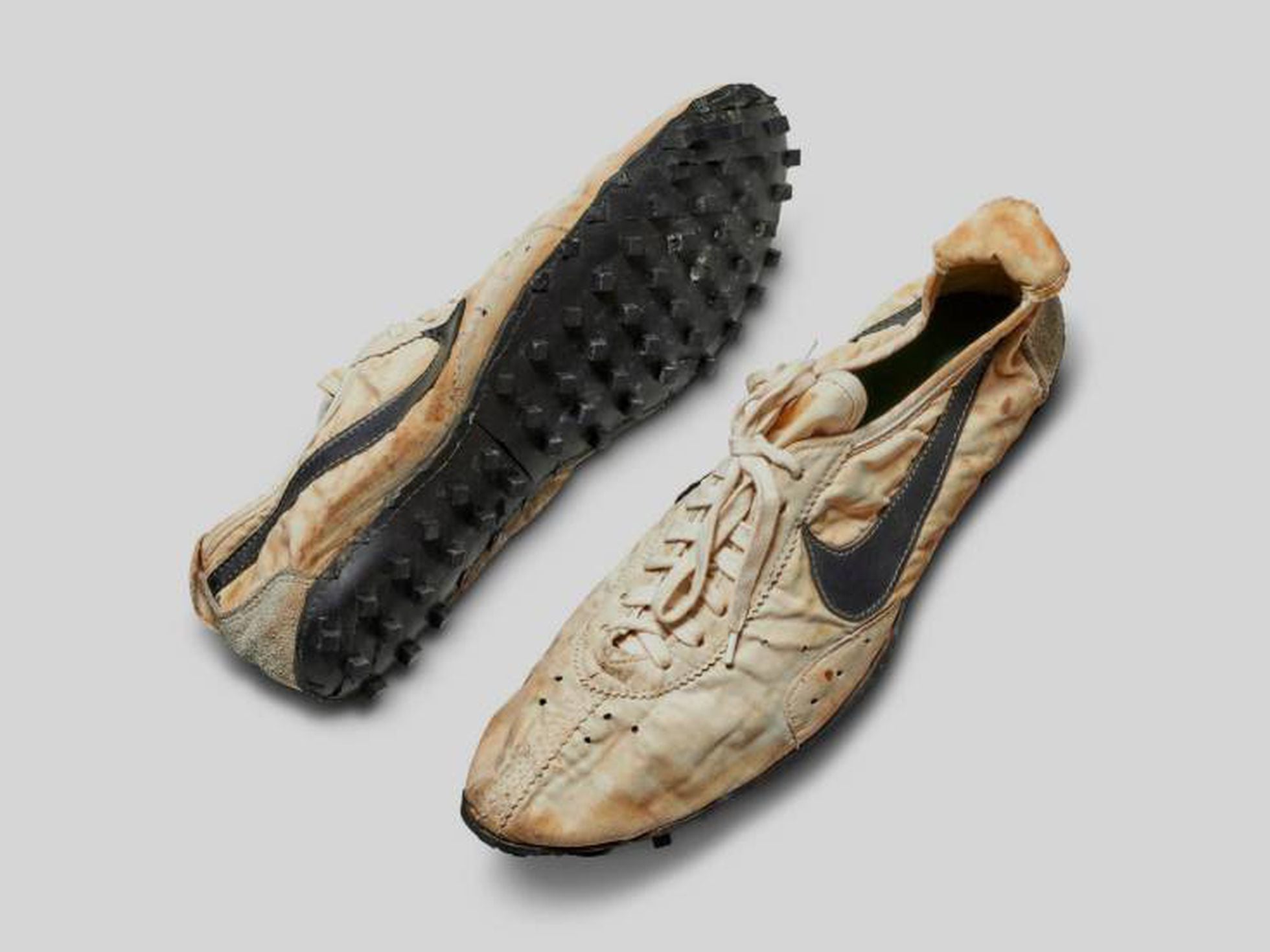 ingresos Evolucionar comentarista Un empresario canadiense paga 437.000 dólares por unas viejas zapatillas  Nike, récord histórico | Economía | EL PAÍS