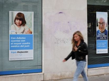 Una sucursal de La Caixa en Madrid, con una promoción de venta de seguros.